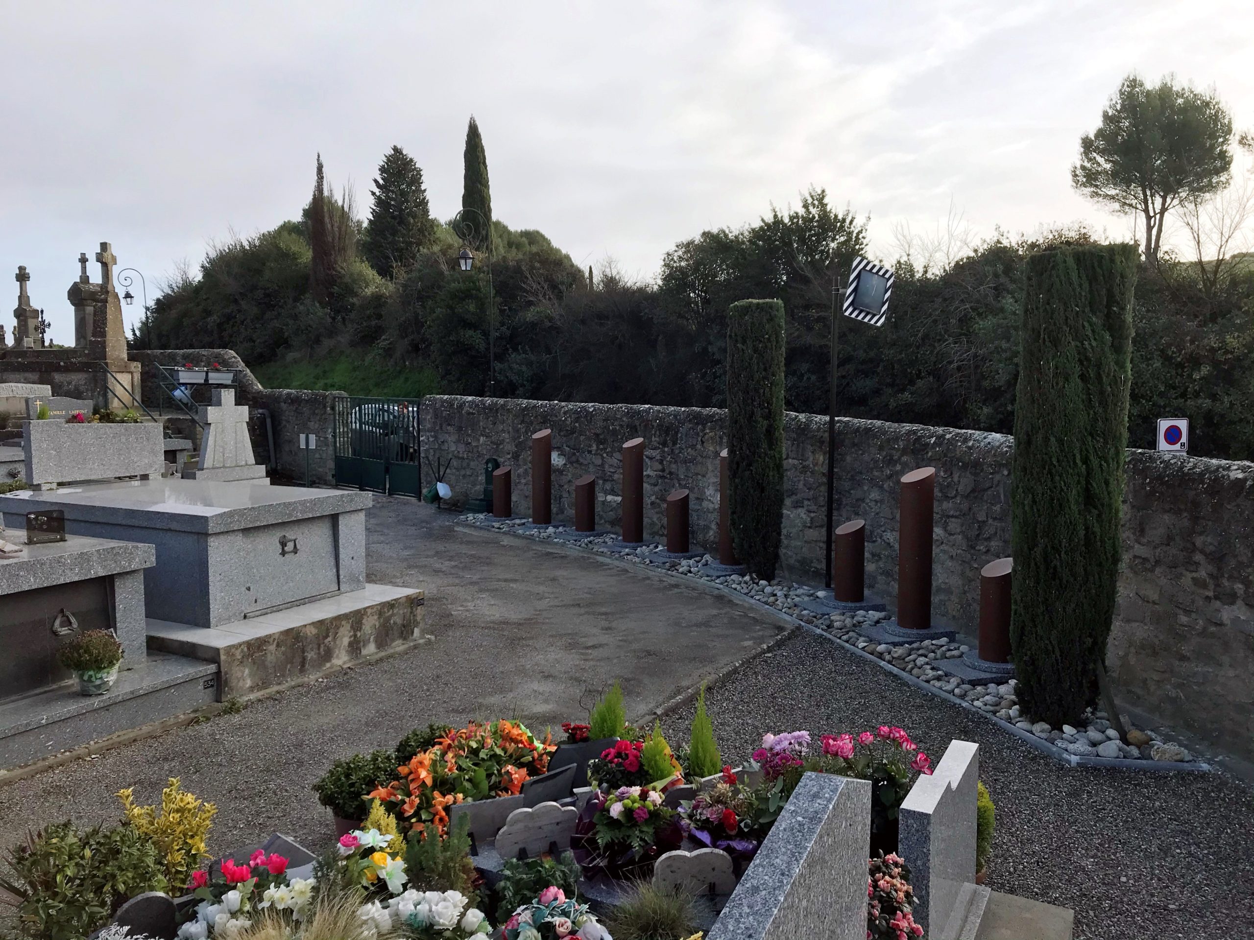 Photo des cippes installé sur le cimetière de Carcassonne